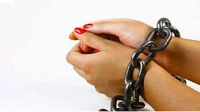 ضبط سيدة اعتدت على جارها بعصا في الشرقية