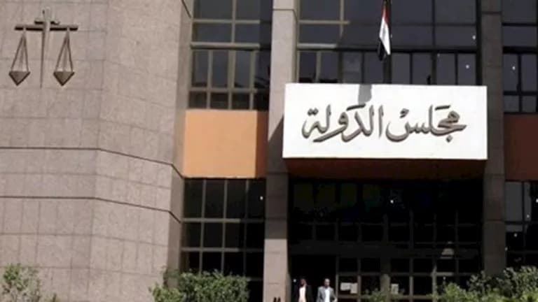 القضاء الإداري يقر حظر عمل السيدات في الكافيهات بالخارج