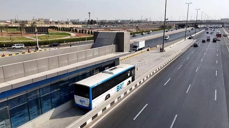 النقل يُحذر من عبور مسار الأتوبيس لضمان السير