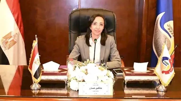 أتوبيسان ينقل معلمي وأطفال قرية الحمراء بالبحيرة