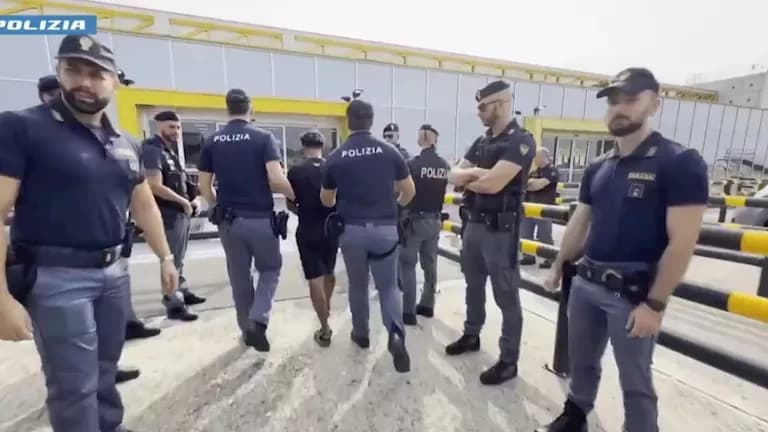 إيطاليا ترحّل 23 مصريًا لارتباطهم بجريمة