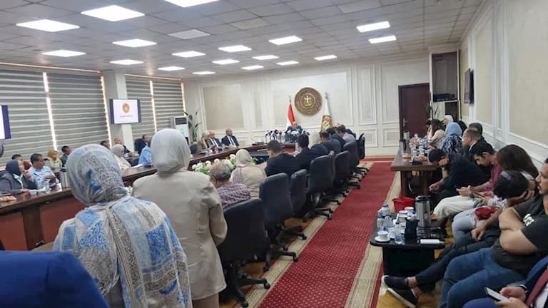وزير العمل يتيح التوسع في العمل عن بُعد