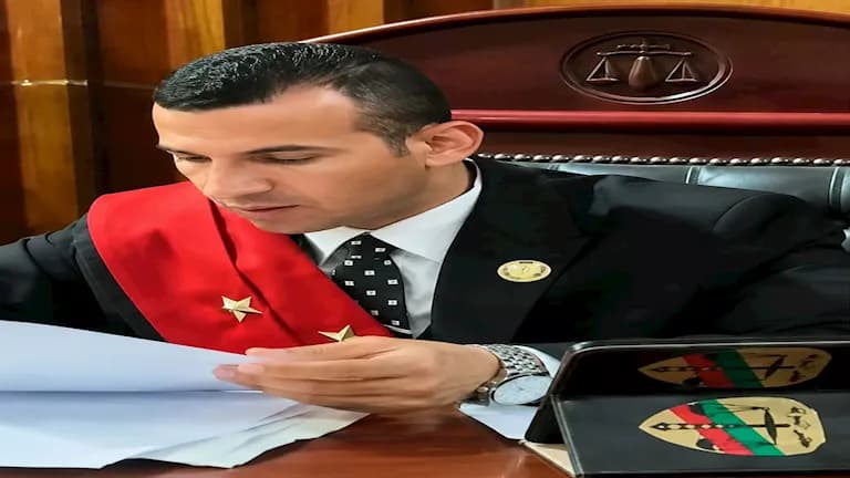 أول ظهور للقاضي المزيف في المحكمة