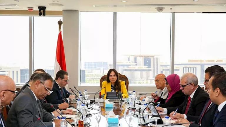 وزيرة الإسكان تسرع مشاريع سكن المصريين