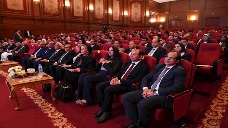وزير العمل يوضح دور العامل في عصر الذكاء الاصطناعي