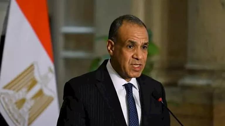 الخارجية تعيد 8 بحارة بعد القصف