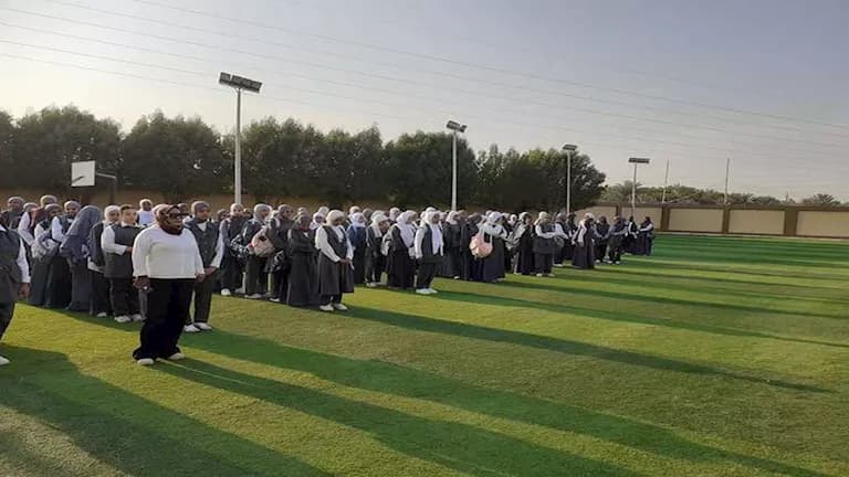 بالونات تزين بداية الدراسة في أسوان