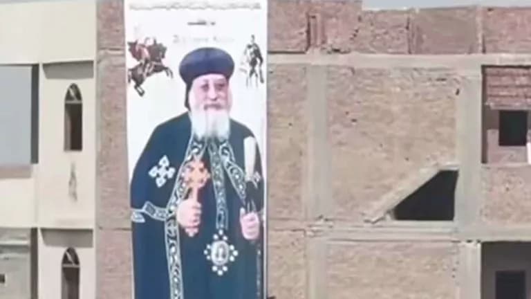 أهالي المنيا يرحبون بالبابا تواضروس بالورد