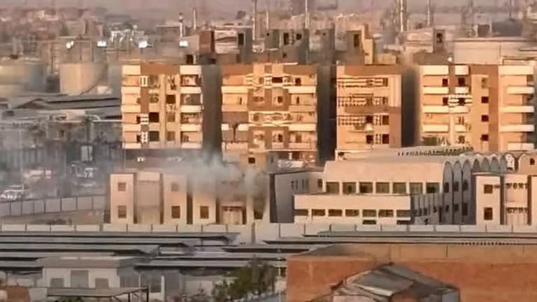 دخان يتصاعد من المدرسة في السويس