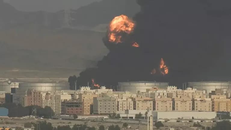 الحوثيون يعلنون استهداف منشأة أرامكو وقاعدة جوية سعودية