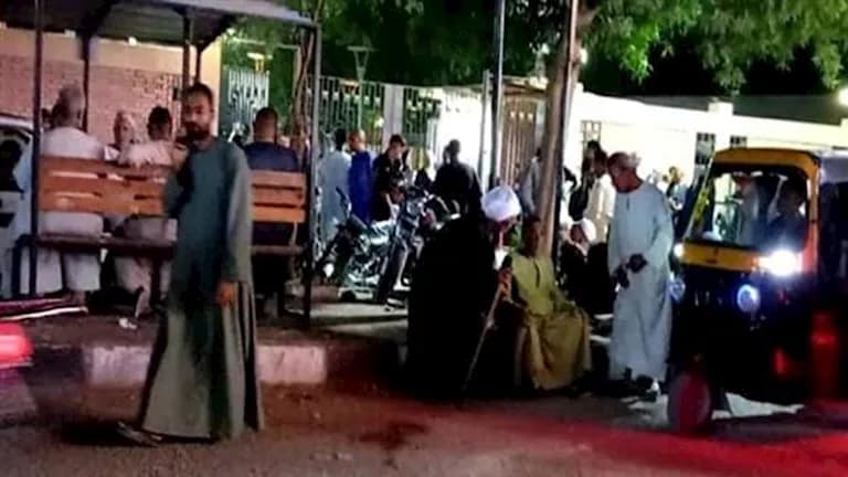 انتظار ذوي ضحايا حادث الأقصر