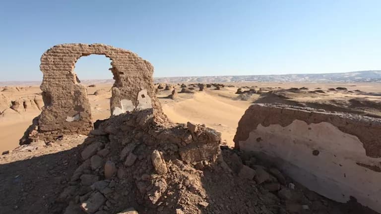 عظام ومباني مهجورة في الصحراء