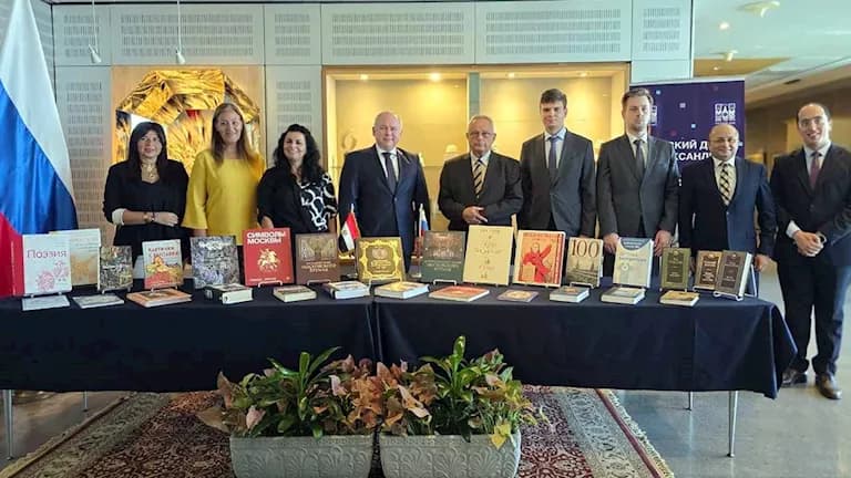 المركز الثقافي الروسي يهدى مكتبة الإسكندرية 150 كتابًا