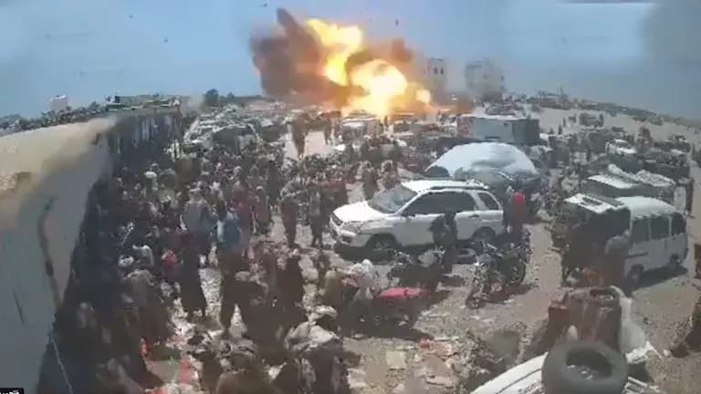 انفجار كبير يهز سوقًا قرب باب المندب