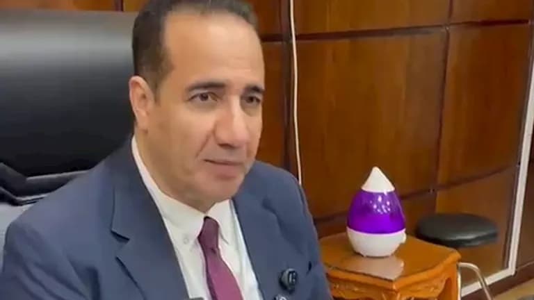 عميد معهد الكبد يعلق على حادثة الحذاء