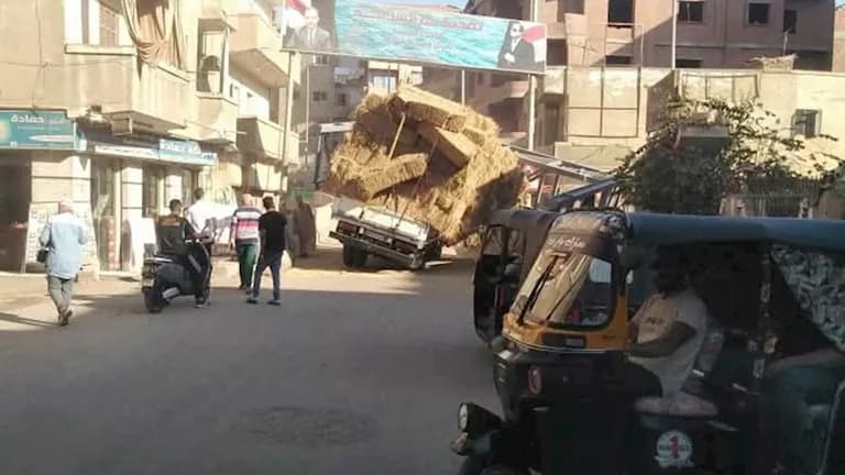 سيارة نقل تسقط بوابة كوبري الباجور