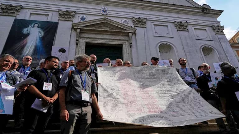 كهنة وأساقفة ينظمون مسيرة إلى الفاتيكان للمطالبة بوقف إبادة غزة