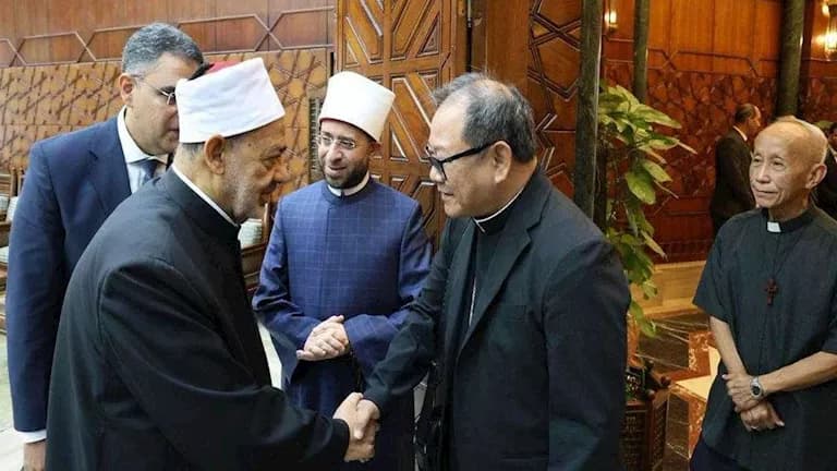 وزير الأوقاف يرافق وفدًا فلبينيًا إلى شيخ الأزهر