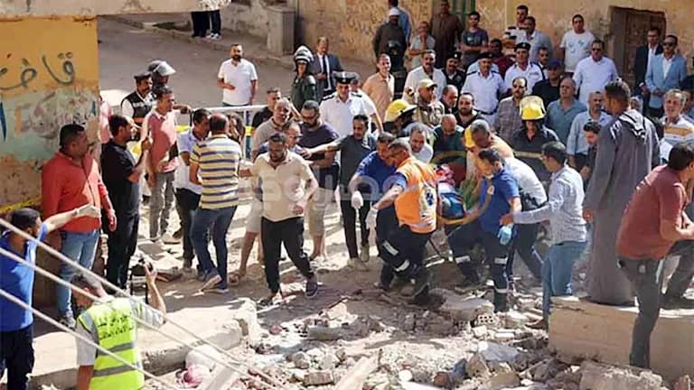 محافظ المنيا يأمر بإخلاء عقارات مجاورة لعزبة شاهين المنهارة