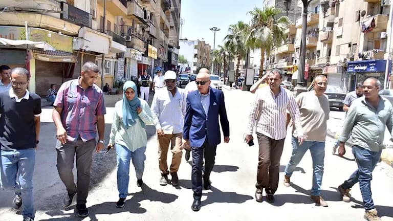 محافظ الأقصر يتابع جولته مشياً