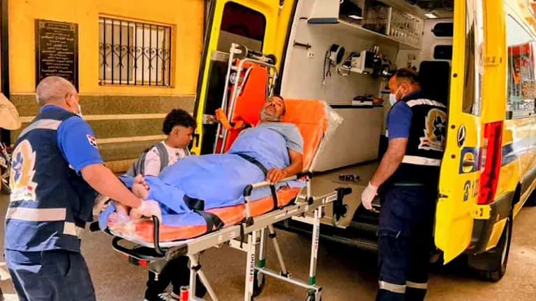 والد الطفل محمد رجب يعود للبيت برفقة الإسعاف