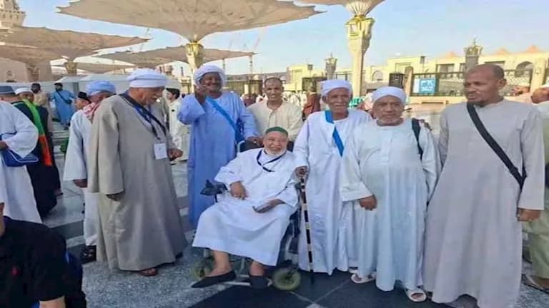 أب قنا يؤدي العمرة لنجله المتوفى
