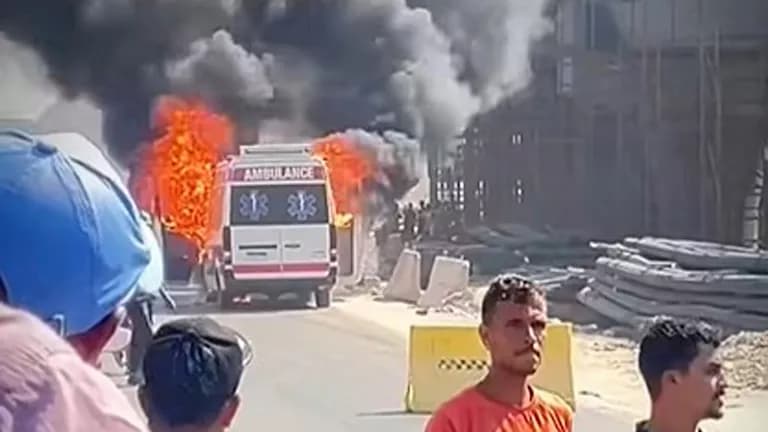 حريق يصيب سيارة إسعاف في البدرشين ونجاة العاملين