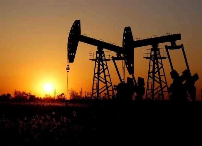 أسعار النفط تتراجع عالمياً مع أمل إعادة فتح هرمز