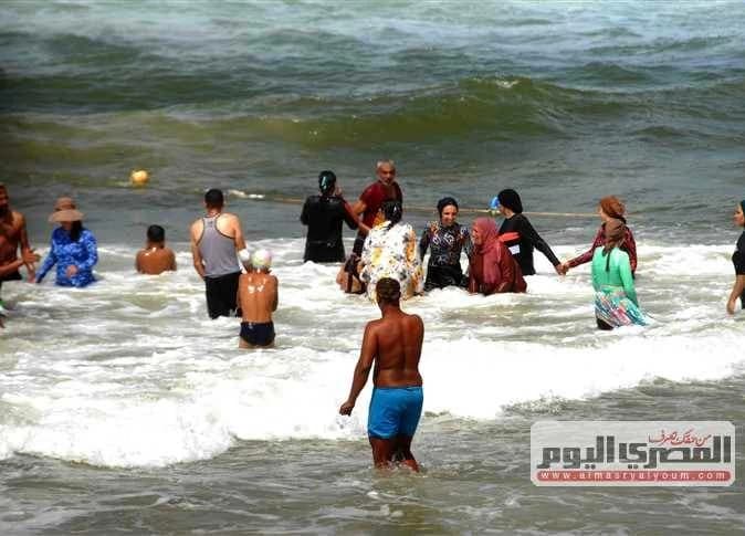 شواطئ الإسكندرية ممتلئة بسبب الحر والرطوبة