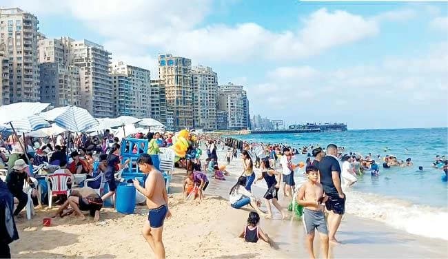 إغلاق بحيرة البردويل وميناء العريش بسبب الأمواج