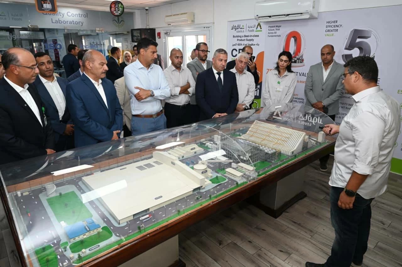 وزير الصناعة يزور مصنعين للأسمدة والسكر