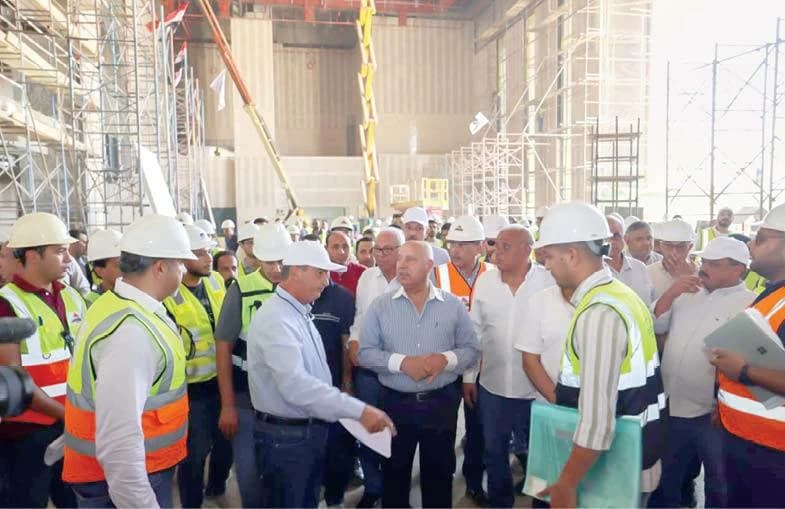وزير النقل يواصل متابعة خط القطار الكهربائي الأول