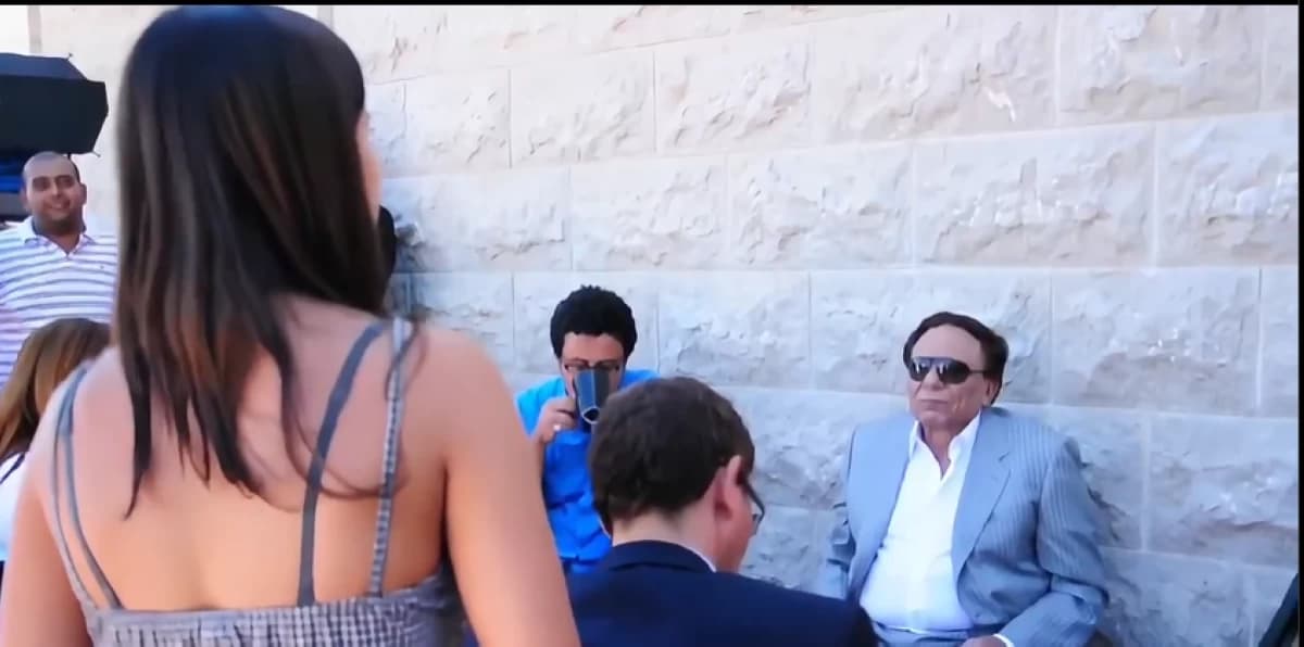 عمرو عرفة يشارك كواليس زهايمر ويكشف عن لحظة جذب عادل إمام