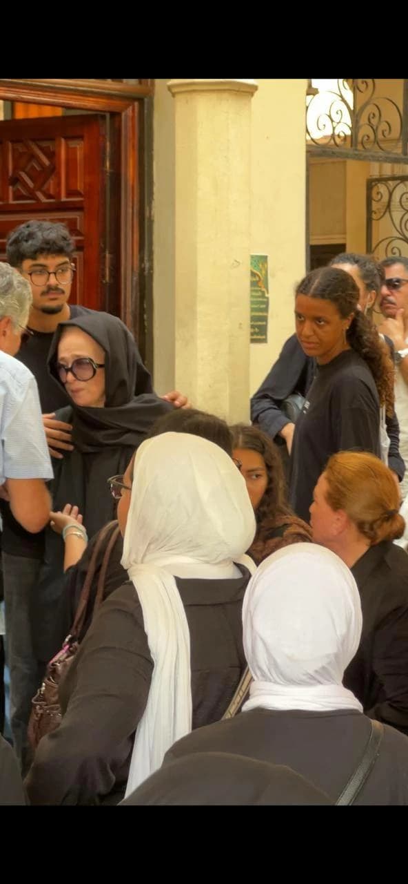 نجلاء فتحي تتعرض لانهيار إثر جنازة ابنتها