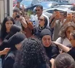 انهيار بنات محمد التاجي خلال جنازته