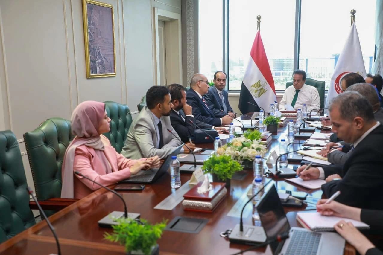 وزير الصحة يناقش تطوير مجمع الأجهزة التعويضية