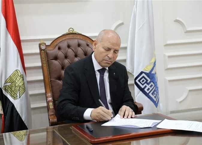 محافظ القاهرة يعين حنان لطيف رئيسا لحي النزهة