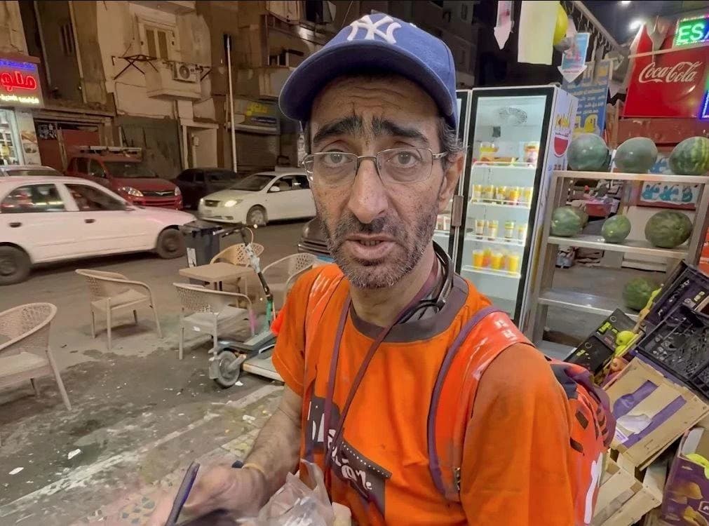 صيدلي مينا يبدل الروشتات بحمل الطلبات