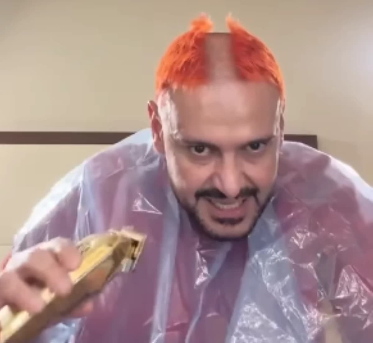 رامز جلال يقص شعره ويعلق على الأمر