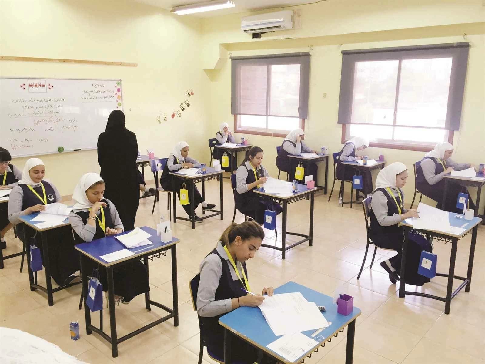 الكويت تنهي خدمات 7000 معلم ومعلمة