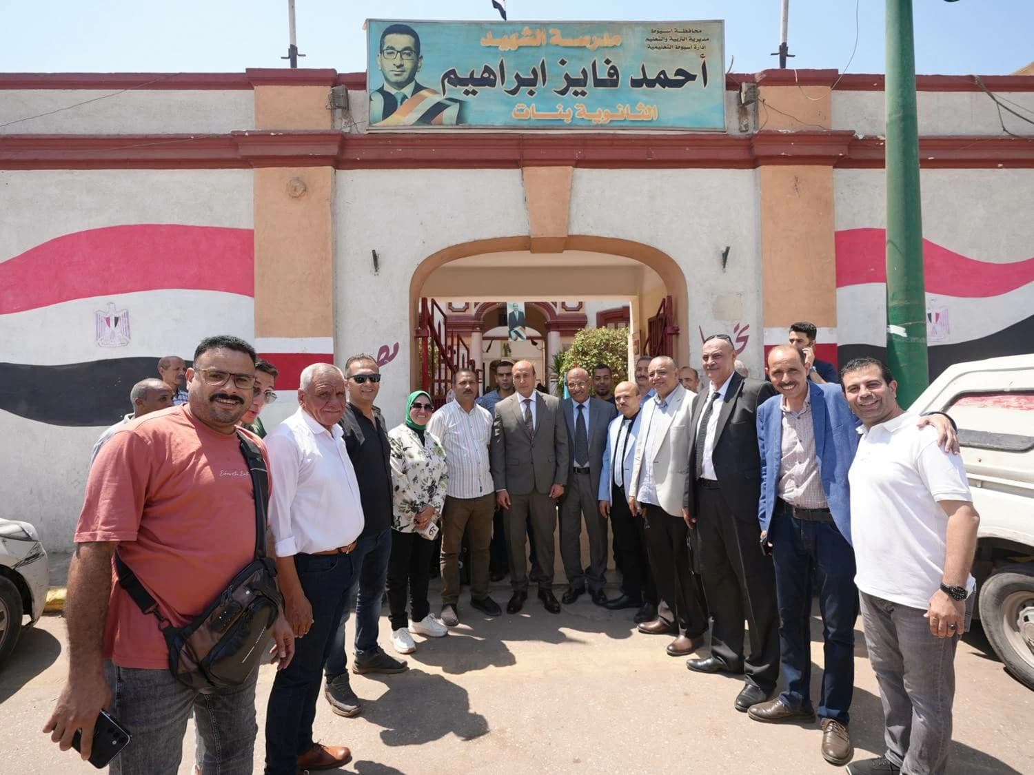 محافظ أسيوط يراجع استعداد المدارس