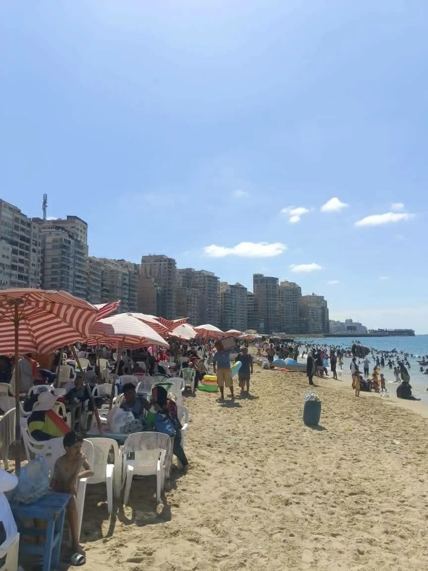 شاطئ الإسكندرية يعلن اكتماله في آخر إجازة قبل الدراسة