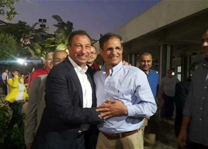 مصطفى يونس يتجاهل الخطيب في عزاء نجم الأهلي