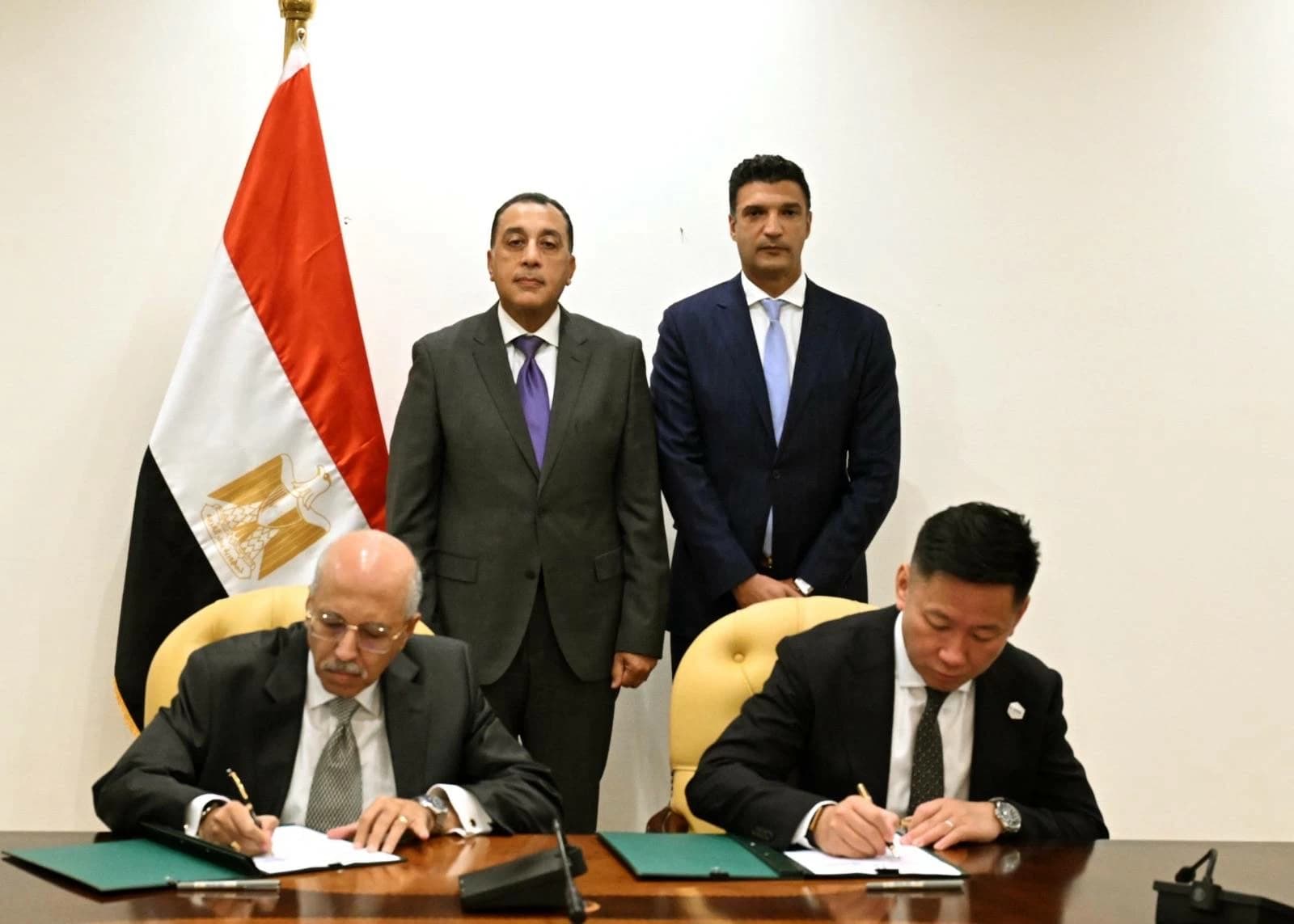 رئيس الوزراء يشهد توقيع عقد مصنع البطاريات