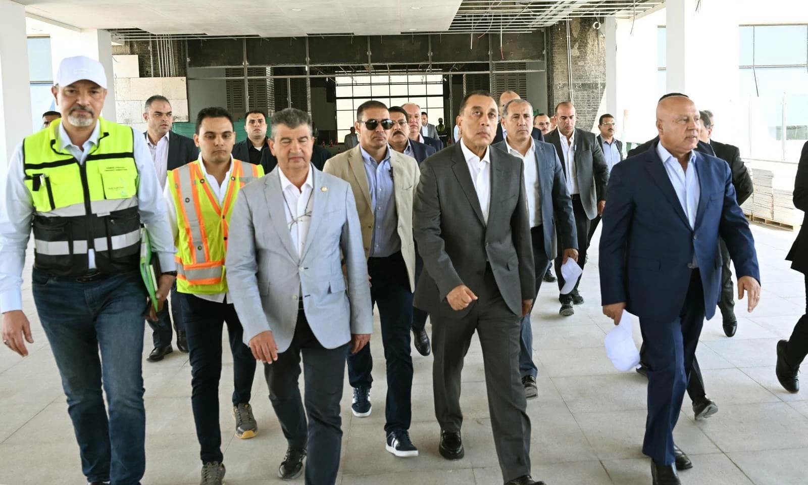 رئيس الوزراء يتفقد مشروع القطار الكهربائي السريع