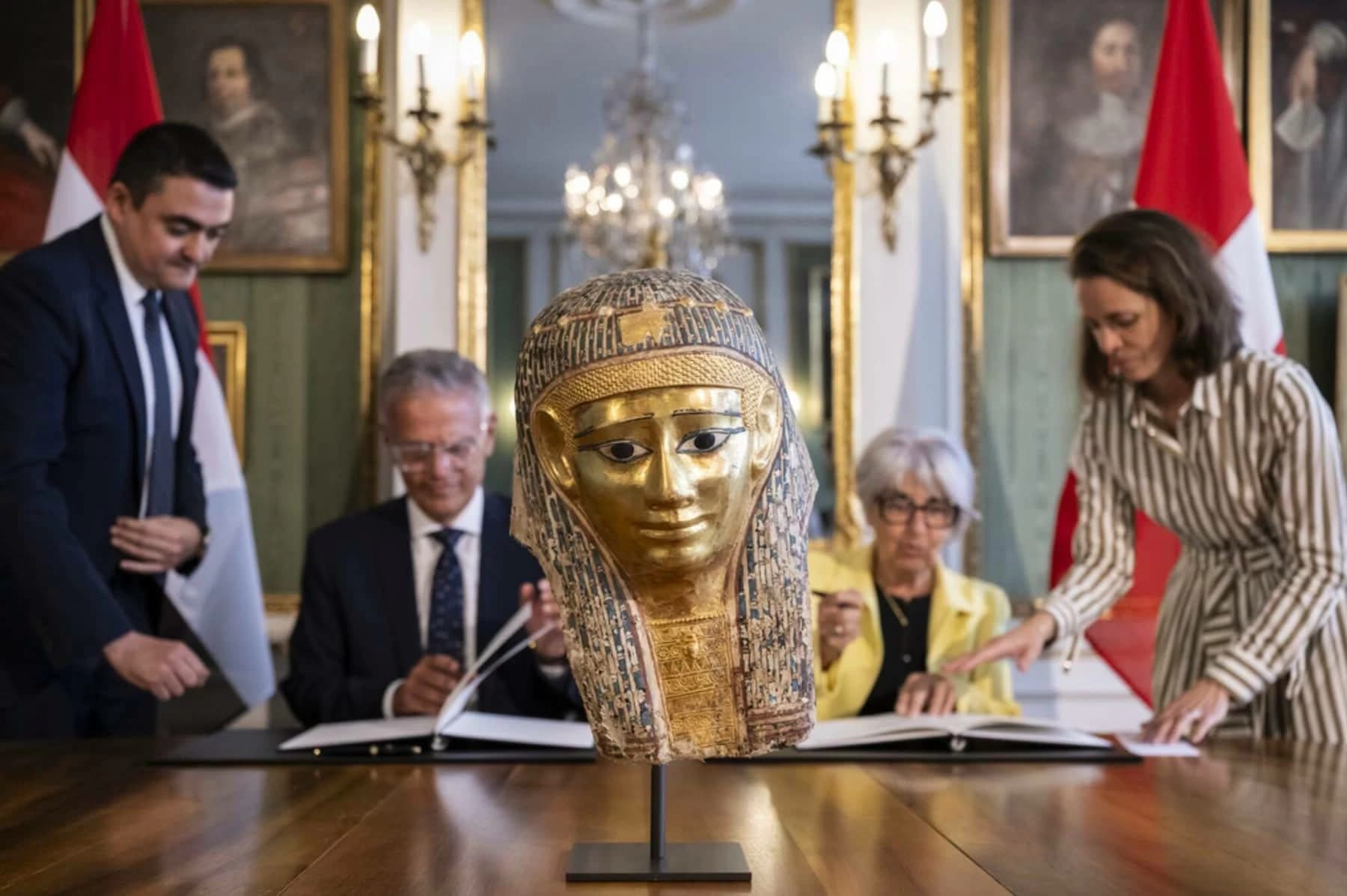 سويسرا تعيد لمصر قناعًا جنائيًا بطلمي