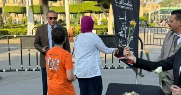 جامعة القاهرة تستقبل الطلاب بالورود