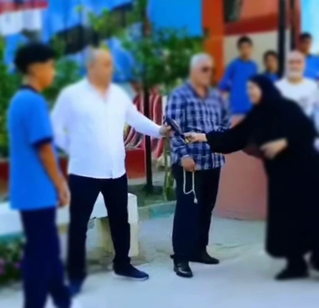 طالب يُحرم من الدراسة بعد تصوير معلمته في الغربية
