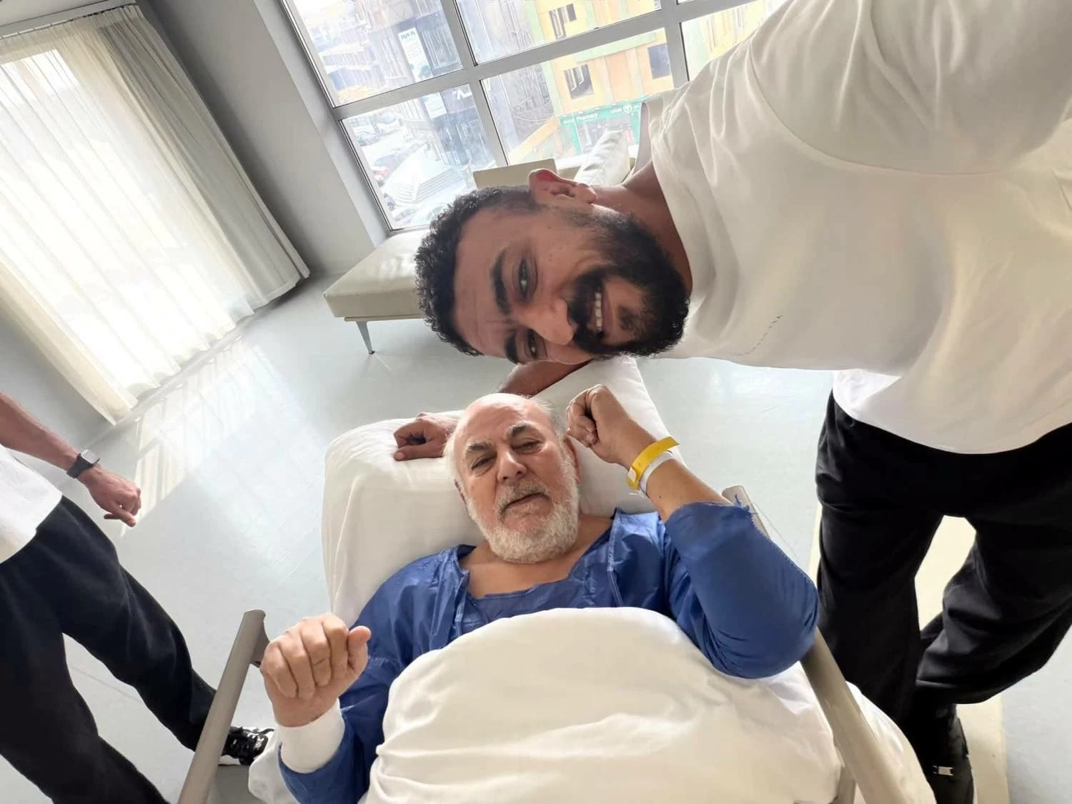 أحمد العوضي ينشر صورة لوالده بالمستشفى