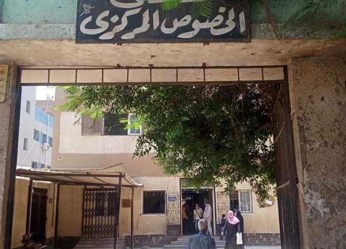شاب يقتل والده برميه من الشرفة